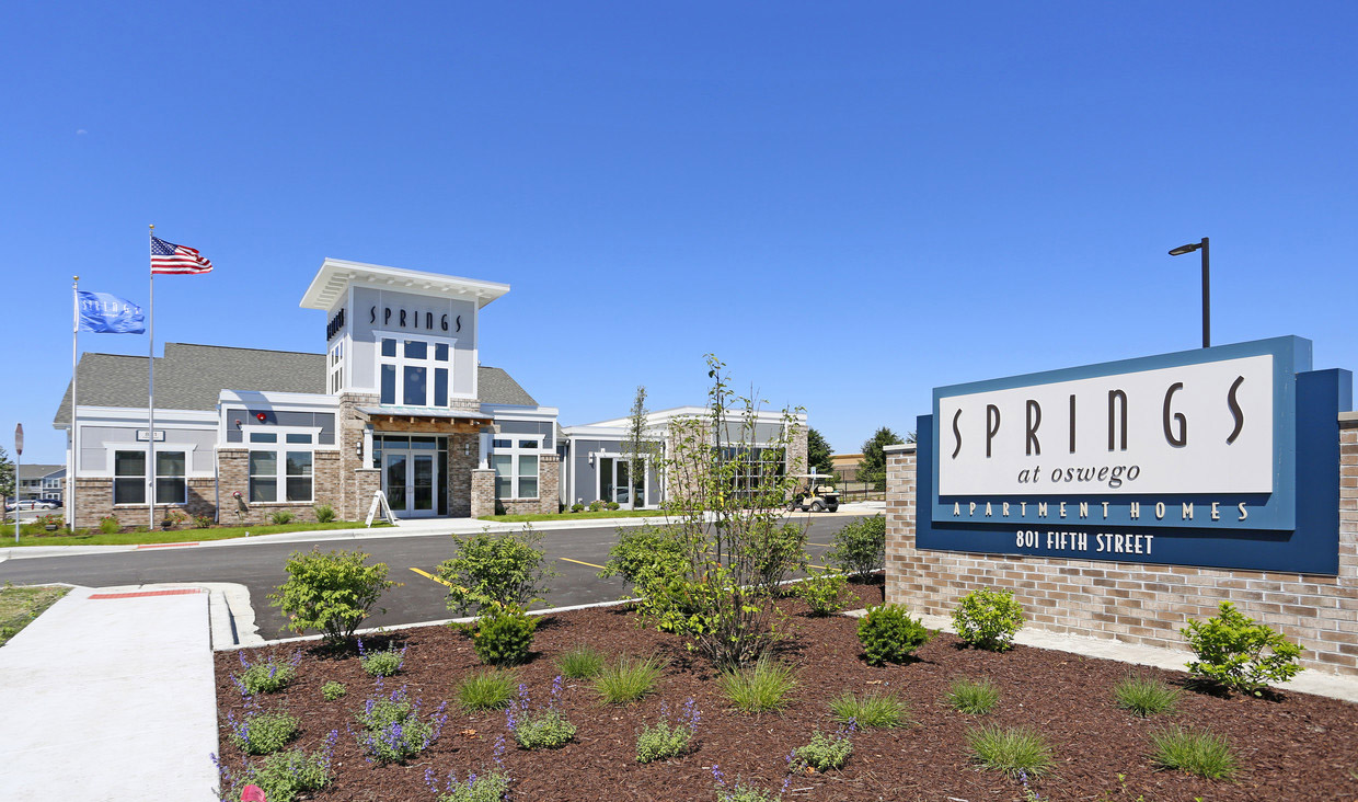 Oswego, IL Apartments near Naperville Springs at Oswego